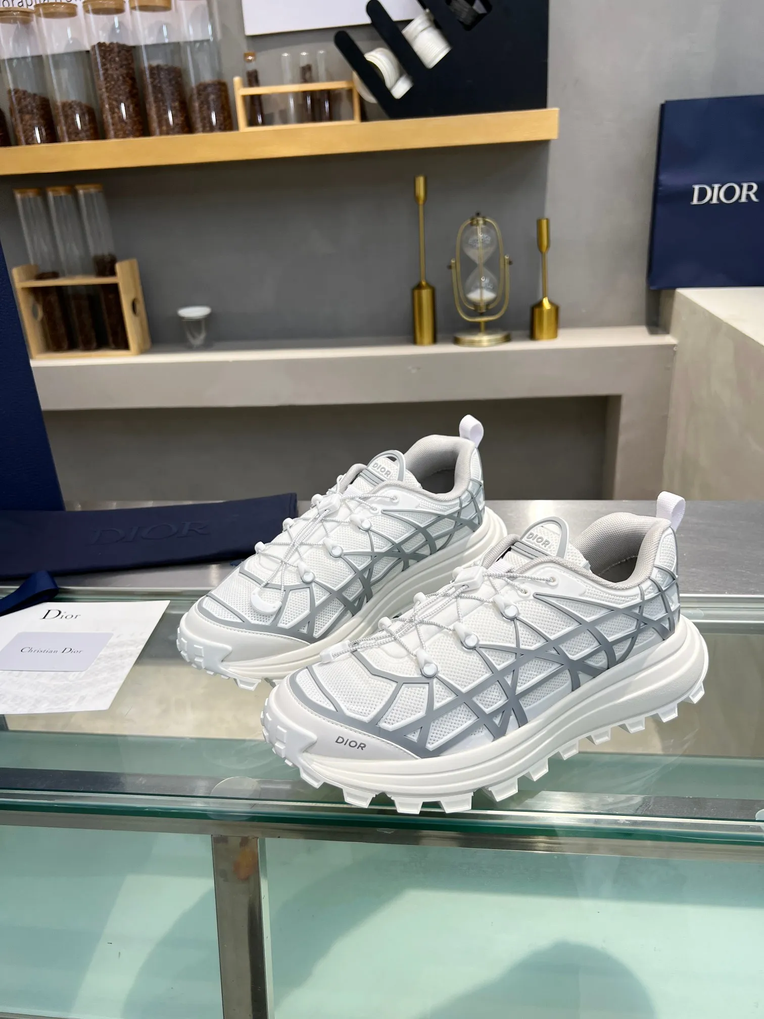 👟👟Ex-factory price 640👟👟 Dior 2023 new style 🆕Low-top B31 Runner sneakers Material: Carefully made of imported mesh fabric, with curved rattan plaid injection molded rubber to enhance the style, a new interpretation of classic patterns, highlighting a futuristic style. Di~r logos adorn the tongue and front, perforations accentuate the hiking style, and a CD Diamond drawstring adds technical appeal. The textured, notched platform is crafted from rubber for optimal traction, and a reinforced heel adds to the comfort. Can be paired with sportswear and casual outfits to create a sophisticated look. Size: Male 39-45 (female size will be released later)